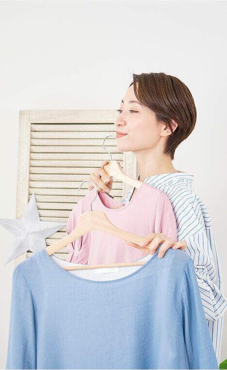 パーソナルカラー診断を受ける女性